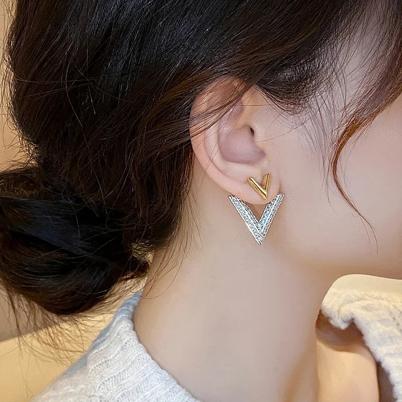 2023 new design fashion jewelry 14K gold plated luxury zircon letter V earrings elegant women's evening party accessories