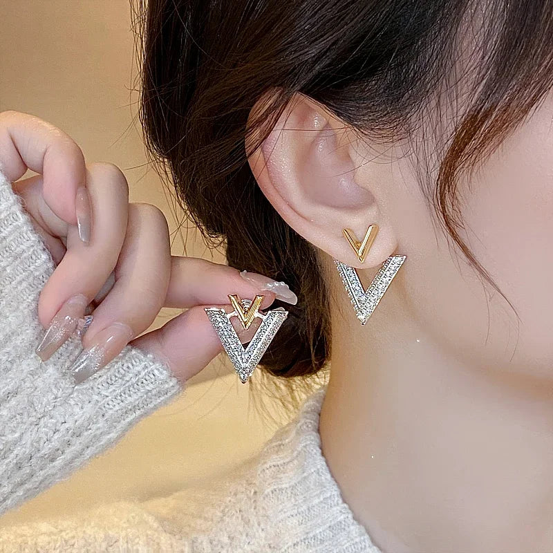 2023 new design fashion jewelry 14K gold plated luxury zircon letter V earrings elegant women's evening party accessories